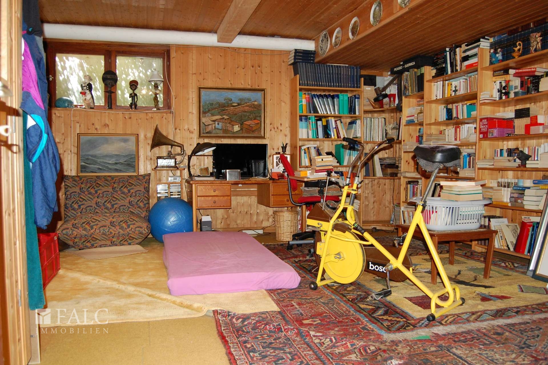 Bibliothek mit Sauna im Keller